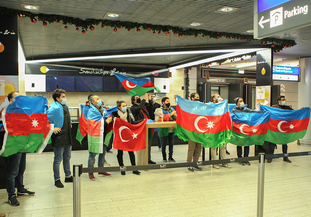 Millimiz Lüksemburqda belə qarşılandı - FOTO