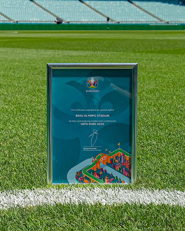 UEFA Bakı Olimpiya Stadionunu təltif etdi - FOTO