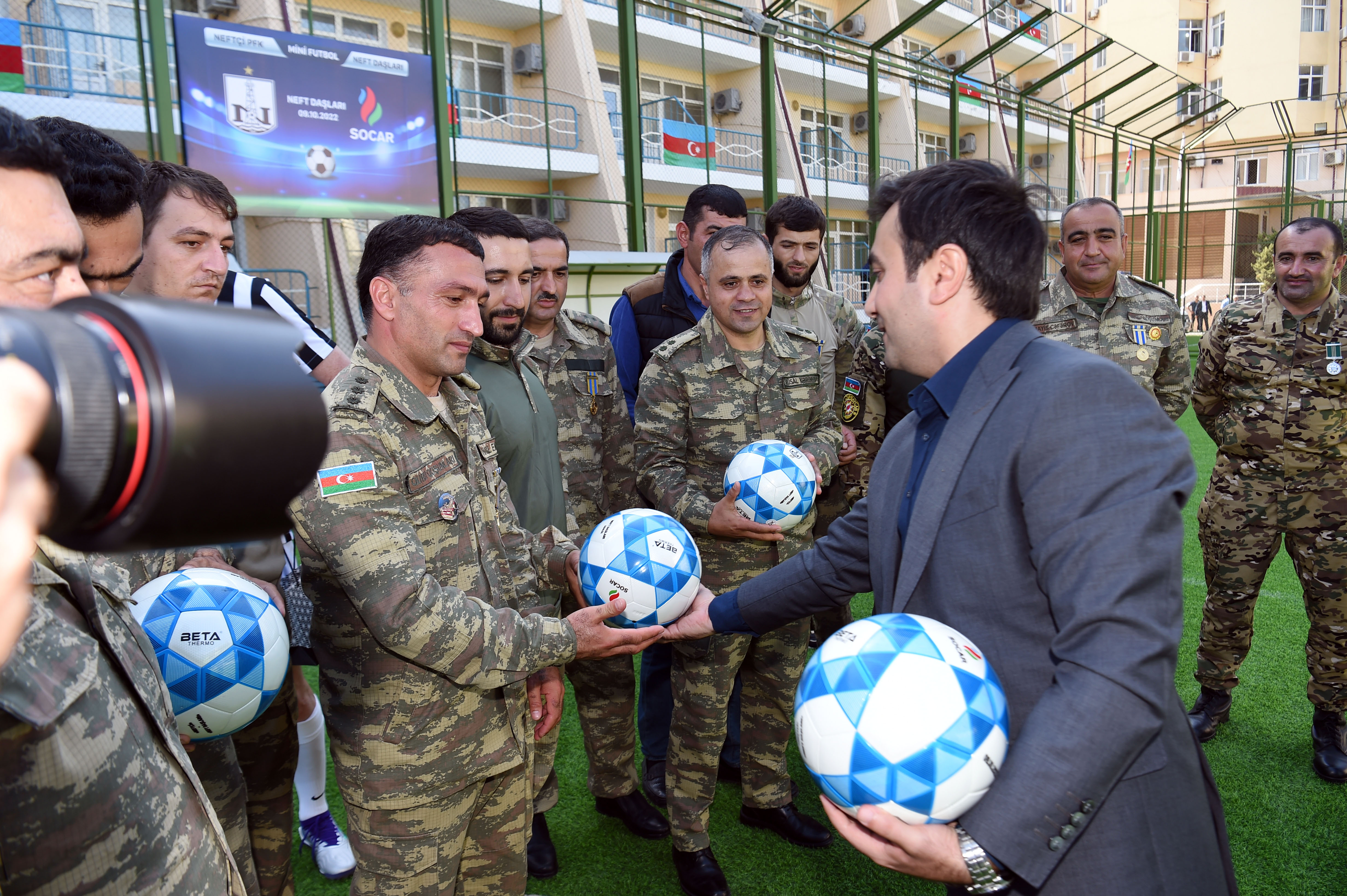 “Neft Daşları”nda “Neftçi” Futbol Klubu ilə neftçilər arasında yoldaşlıq görüşü keçirilib