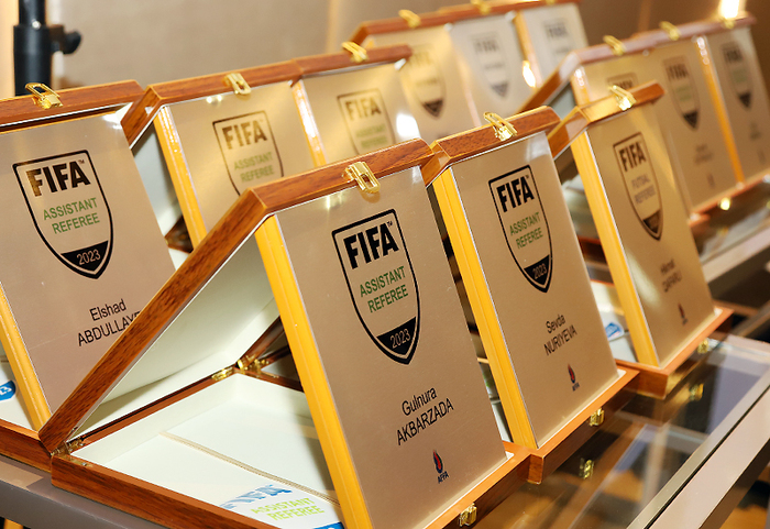 FIFA dərəcəli hakimlərə emblem təqdim olundu - FOTO