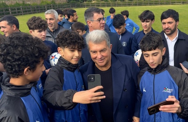 "Barselona"nın prezidenti yeniyetmə futbolçularla görüşüb
