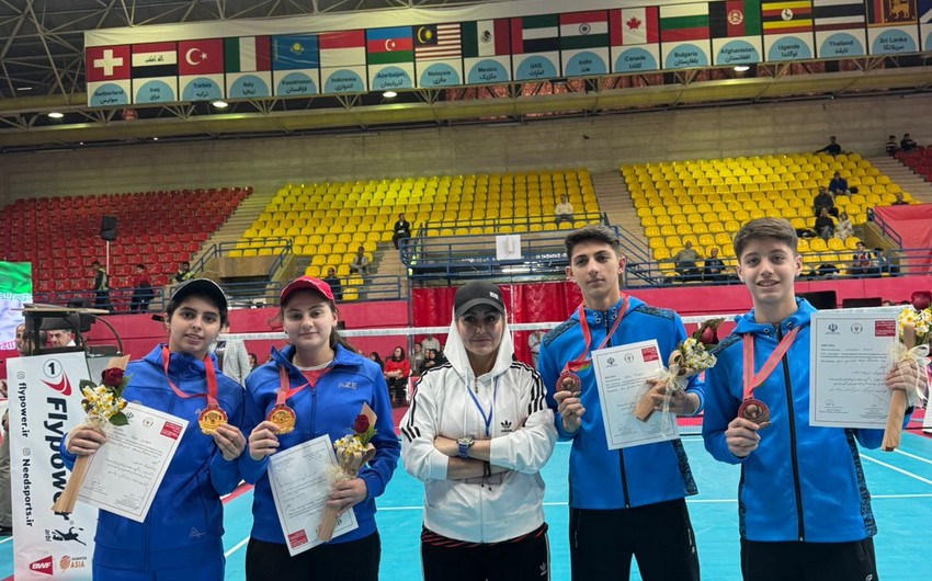 Gənc badmintonçularımız beynəlxalq turnirdə iki medal qazanıblar