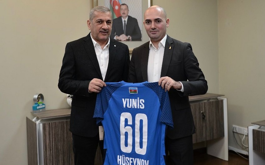 AFFA rəhbərliyi Yunis Hüseynovu yubileyi münasibətilə təbrik edib